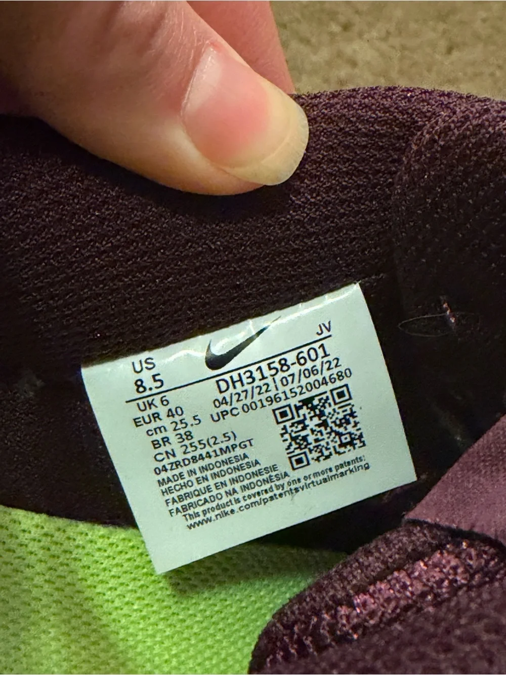 Women’s Burgundy Low-Top Nike Sneakers. Used. No box. Women’s US 8.5. - Picture 4 of 6